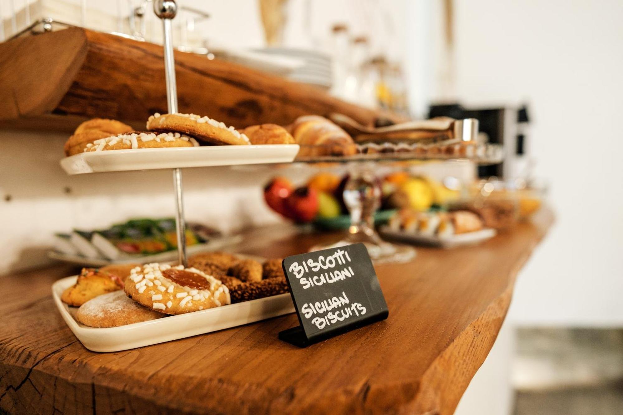Ambrosia-Timeless Hosting Hotel Palermo Bagian luar foto