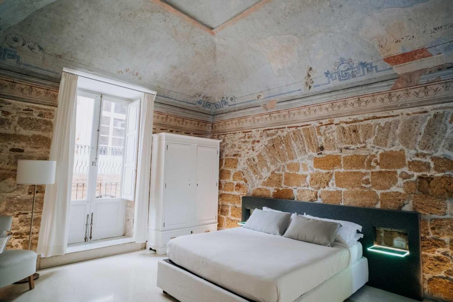 Ambrosia-Timeless Hosting Hotel Palermo Bagian luar foto