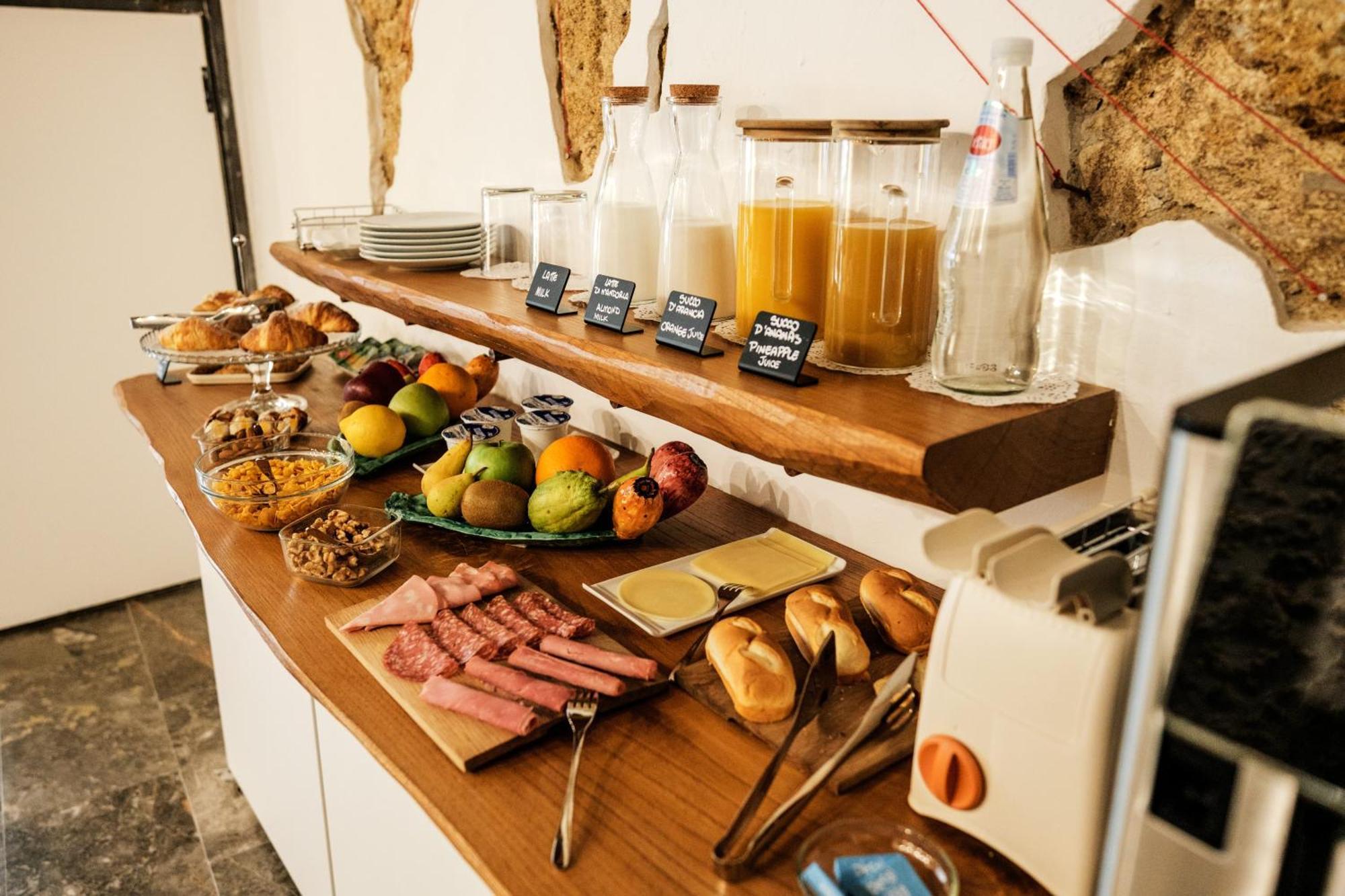 Ambrosia-Timeless Hosting Hotel Palermo Bagian luar foto