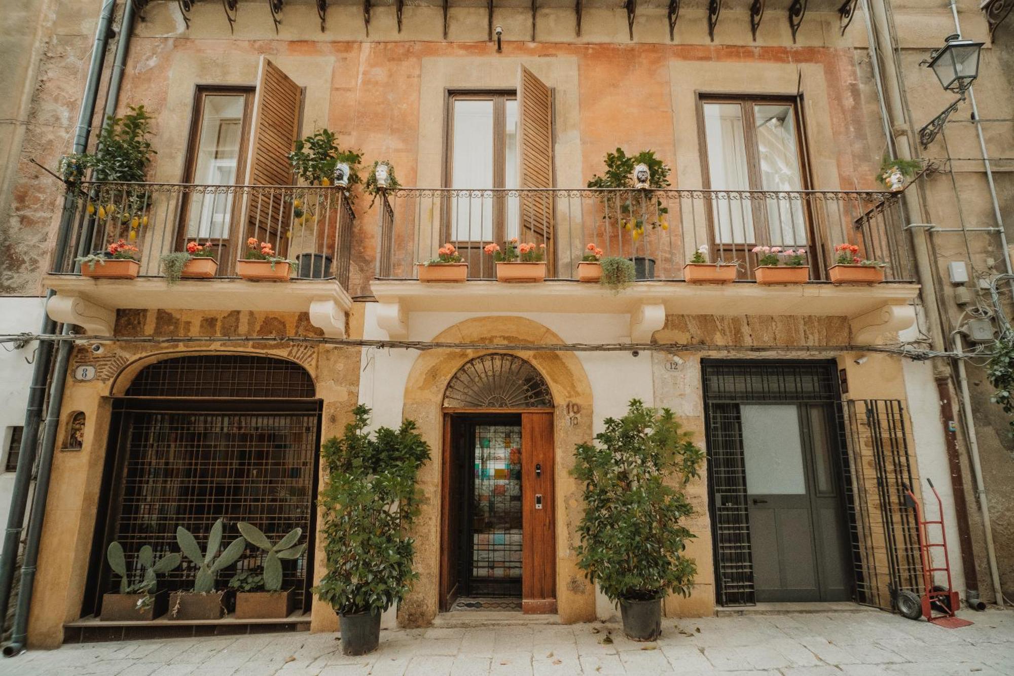 Ambrosia-Timeless Hosting Hotel Palermo Bagian luar foto